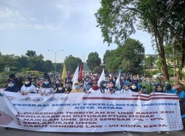 Aksi buruh di Batam menentang UMK Batam dan UMP Kepri 2022. (Foto: ist/FSPMI)