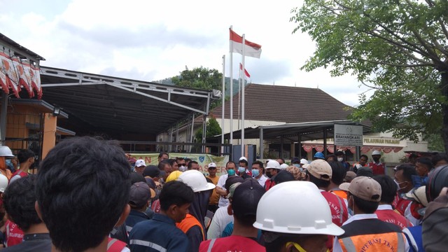 Soal BPJS Ketenagakerjaan, Puluhan Buruh Demo di Kantor Koperasi TKBM Lampung (1)