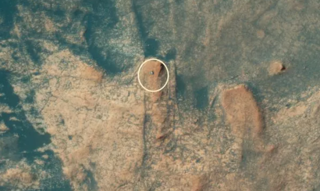 Kamera HiRISE di atas Mars Reconnaissance Orbiter NASA menangkap foto penjelajah Curiosity pada 18 April 2021. Foto:  NASA/JPL-Caltech/UArizona