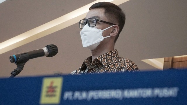Direktur Utama PLN Darmawan Prasodjo memberikan keterangan pers di Kantor Pusat PLN, Jakarta, Senin (6/12).  Foto: Jamal Ramadhan/kumparan