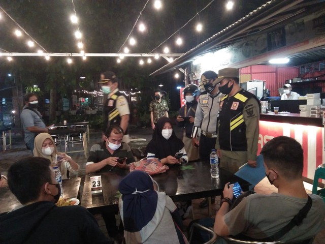 Petugas gabungan melakukan pendisiplinan prokes di rumah makan, cafe, dan tempat hiburan di Kota Cirebon.(Juan)