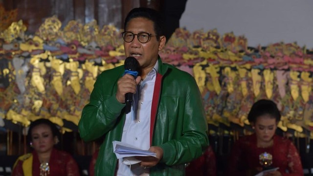 Mendes PDTT Abdul Halim Iskandar menyerahkan wayang kepada dalang Ki Geter Pramuji Widodo dan Ki Gadhing Pawukir di Sanggar Wargo Laras, Yogyakarta, Sabtu (4/12/2021). Foto: Wening/Kemendes PDTT