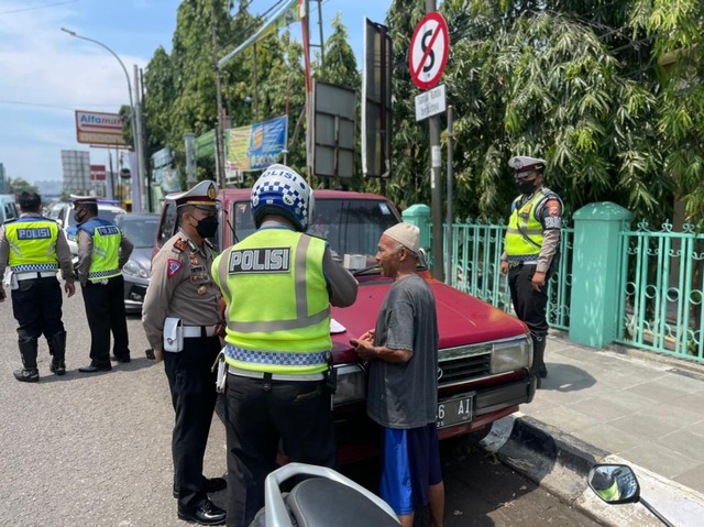 Puluhan Kendaraan di Cirebon Ditilang karena Parkir Sembarangan (274754)