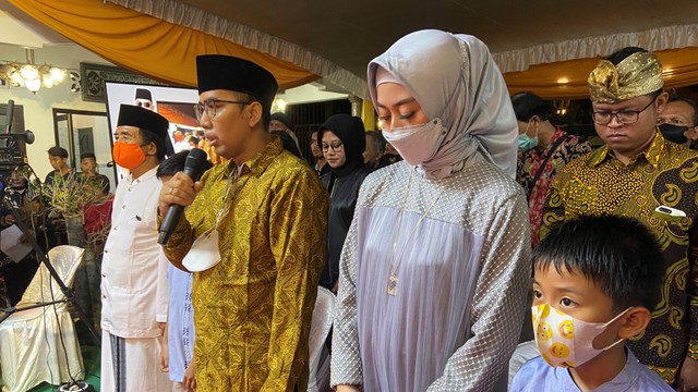 Ketua Umum Partai Kedaulatan Rakyat (PKR) Tuntas Subagyo (membawa mic).