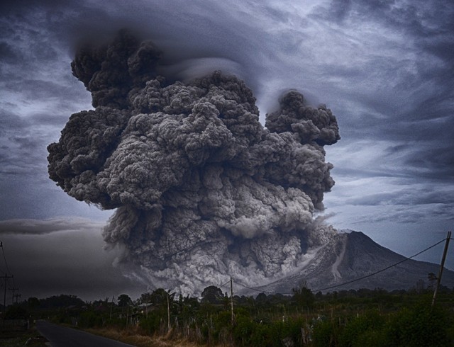 Illustrasi gunung berapi meletus. Foto: (https://pixabay.com/)