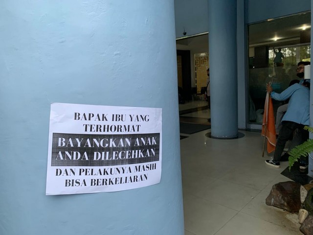 POSTER dari aksi unjuk rasa BEM Universitas Riau ke Rektorat Universitas Riau menuntut Rektor Aras Mulyadi membebastugaskan Syafri Harto sebagai Dekan FiSIP Unri. (FOTO: SELASAR RIAU/BAGUS PRIBADI)