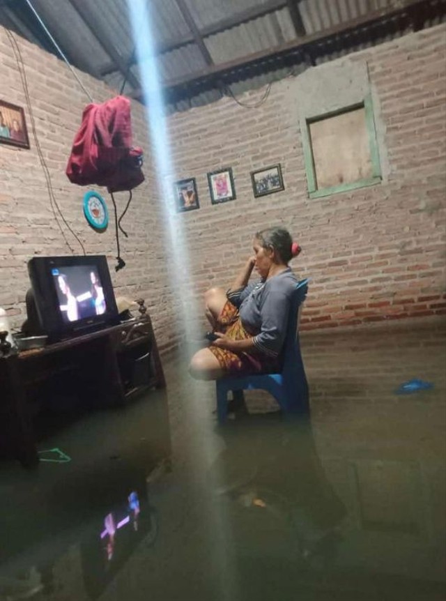 Potret nenek di Lampung asik nonton sinetron meski rumahnya terendam banjir, Senin (6/12/2021) | Foto: ist