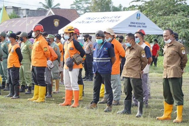 Anggota FOZ mengikuti apel siaga bersama BPBD dan unsur lainnya yang terlibat dalam penanganan bencana erupsi Semeru