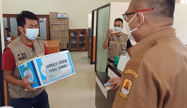 Ikatan Jurnalis Televisi Indonesia (IJTI) Cirebon melakukan aksi sosial dengan melakukan aksi penggalangan dana untuk korban erupsi Gunung Semeru. (Komara)