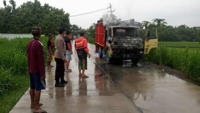 Truk Mitsubishi nomor polisi S 9322 C, yang terbakar, saat sedang berjalan di Jalan Rajekwesi, di Desa Gayam, Kecamatan Gayam, Kabupaten Bojonegoro. Senin (06/12/2021) (foto: dok istimewa)
