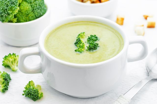 Ilustrasi resep menu MPASI 6 bulan bubur susu brokoli. Foto: Shutterstock
