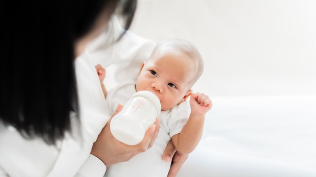 Tips Bonding dengan Bayi Bila Ibu Tidak Bisa Menyusui. Foto: Shutterstock