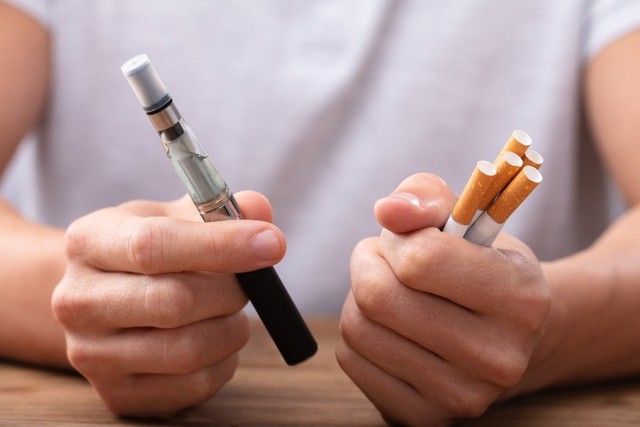 Ilustrasi rokok elektrik vs rokok konvensional (sumber: www.shutterstock.com)