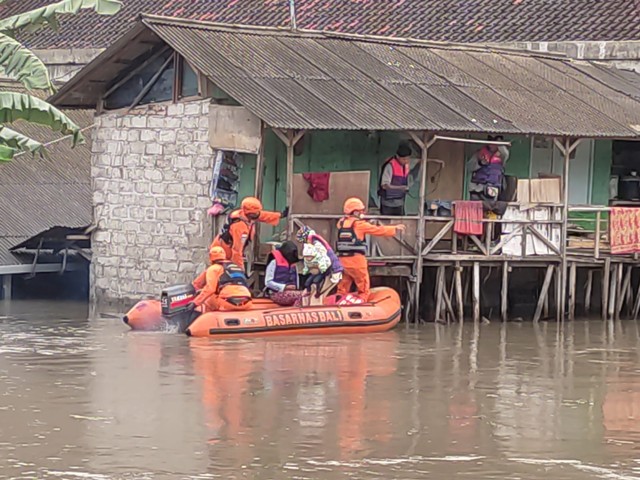 Evakuasi yang terjebak banjir di Legian - IST