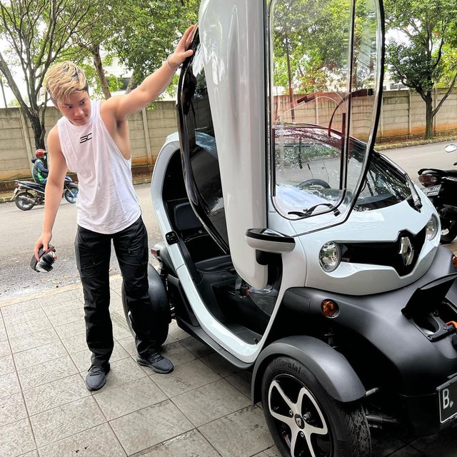 Azka Corbuzier dibelikan mobil listrik Renault Twizy oleh Deddy Corbuzier Foto: Instagram/@azkacorbuzier