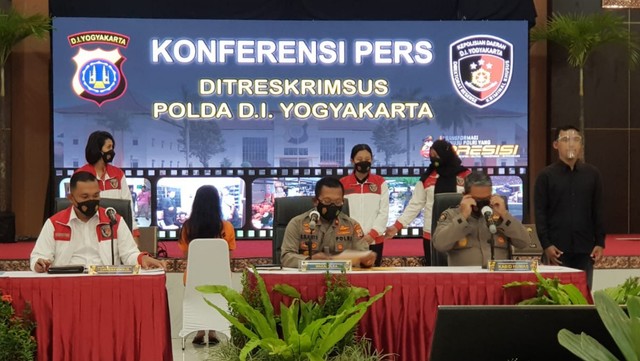 Jumpa pers aksi pamer payudara di Bandara YIA yang digelar Polda DIY, Selasa (7/12/2021). Foto: Birgita/Tugu Jogja