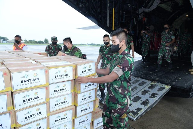 TNI AU kirimkan 12 Ton Bansos bantu korban pengungsi terdampak erupsi Semeru. Foto: Dok. Istimewa