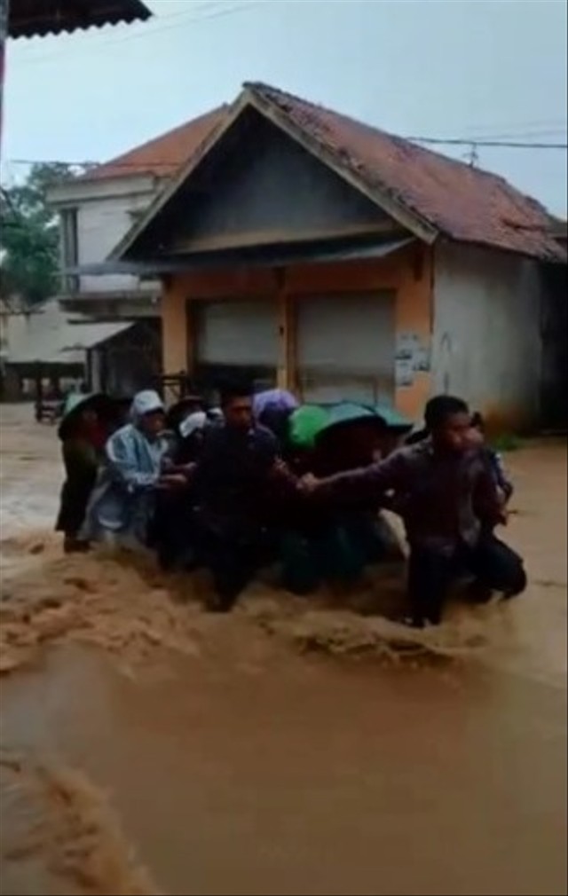 Viral Dua Polisi Hujan-hujanan Terjang Banjir Deras demi Selamatkan Ibu-Ibu (64625)