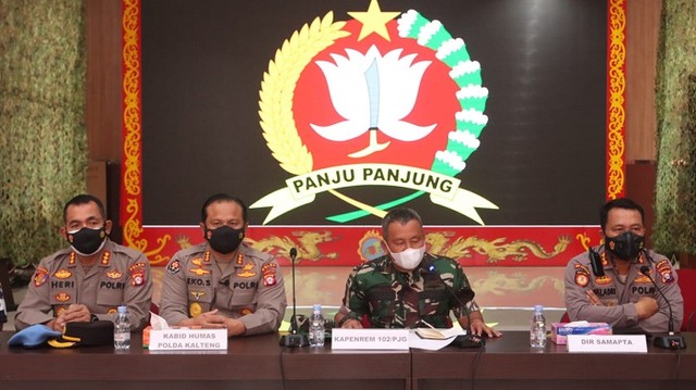 Bersama : IST/BERITA SAMPIT - Korem 102/Pjg, dan Polda Kalteng menggelar pers release bersama terkait oknum Tentara Batalyon Raider 631 Antang, yang melakukan pemukulan terhadap Polwan Polda Kalteng di Makorem 102/Pjg.