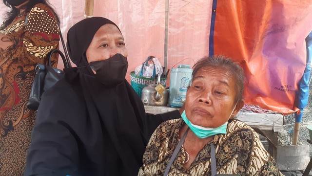 Paguyuban pedagang di Solo Baru mengunjungi warung tengkleng yang sepi setelah viral di media sosial. FOTO: Fernando Fitusia