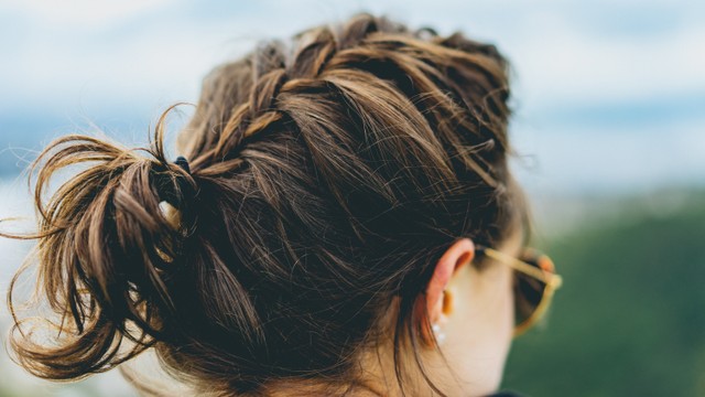 Ilustrasi Kepang Rambut Pendek. Foto: Unsplash