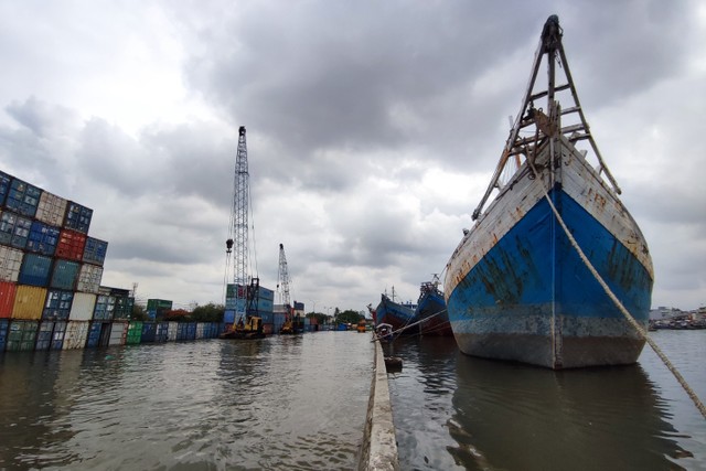 Banjir rob menggenangi Pelabuhan Sunda Kelapa, Jakarta Utara, Selasa (7/12).  Foto: Jamal Ramadhan/kumparan