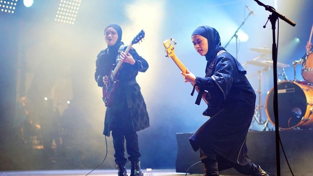 Padukan Hijab dan Kain Tenun, Anggota Band VoB Curi Perhatian di Paris. Foto: dok. Instagram @voiceofbaceprot