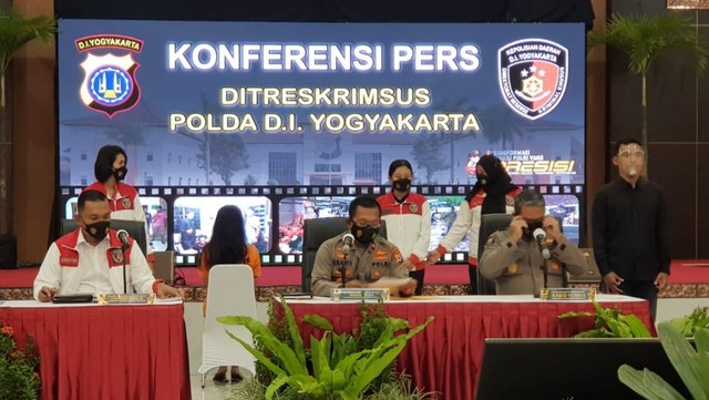 Konferensi pers kasus aksi pamer payudara di Bandara YIA yang viral di media sosial. Foto: Birgita/Tugu Jogja