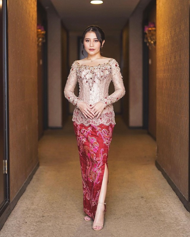 Gaya Prilly Latuconsina saat Pakai Kebaya di Momen Wisuda Foto: Instagram @prillylatuconsina96