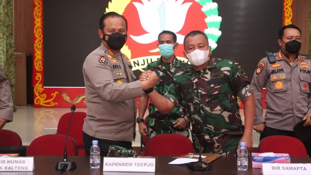 Kabid Humas Polda Kalteng Kombes Pol Eko Saputro saat bersama Kapenrem Mayor Mahsun Abadi.