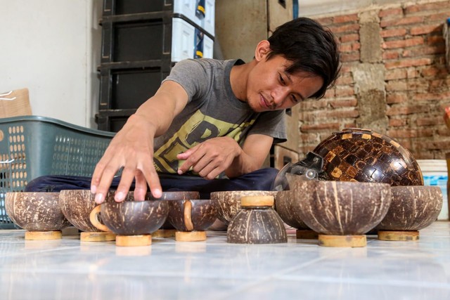 UMKM kerajinan batok kelapa Oni Made Batok Craft, Kabupaten Kudus. Foto: Pemprov Jateng