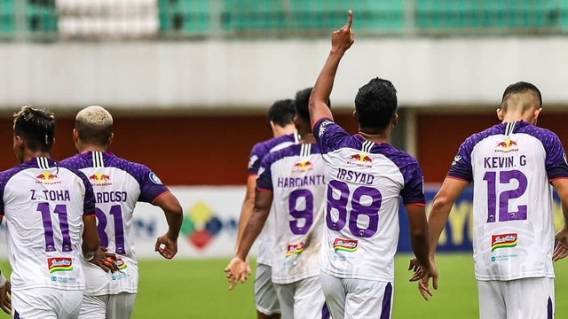 Selebrasi pemain Persita Tangerang usai mencetak gol. Foto: Instagram/@persita.official