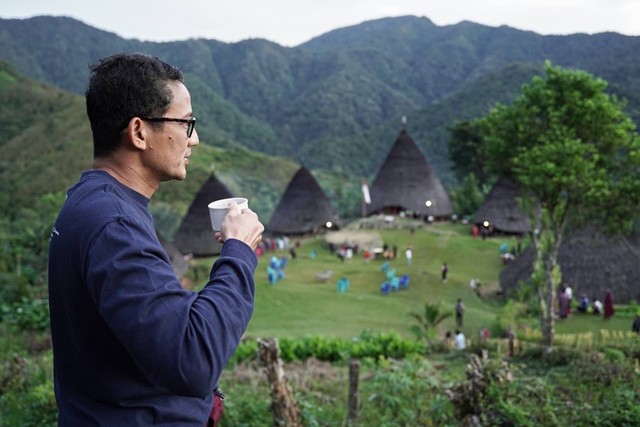 Menparekraf Sandiaga Uno saat menikmati keindahan Desa Wae Rebo di Kabupaten Manggarai, Nusa Tenggara Timur, Rabu (3/12). Foto: Dok. Kemenparekraf