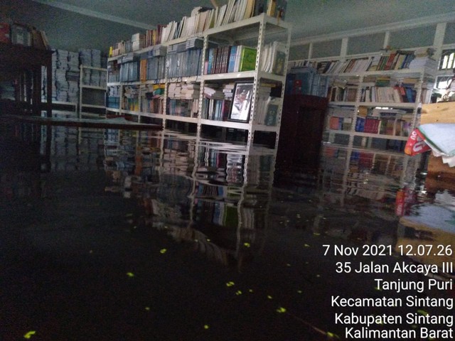 Buku-buku terendam banjir di Sintang beberapa waktu lalu. Foto: Dok. M Faisal
