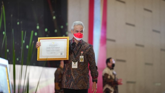 Gubernur Jawa Tengah Ganjar Pranowo dan Pemprov Jateng menerima Anugerah Meritokrasi Tahun 2021 dari Komisi Aparatur Sipil Negara (KASN). Foto: Dok. Istimewa