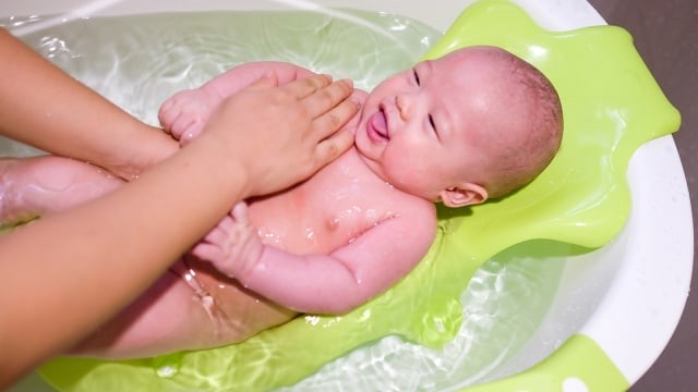 Mimpi Memandikan Bayi, Apa Artinya? | Kumparan.com