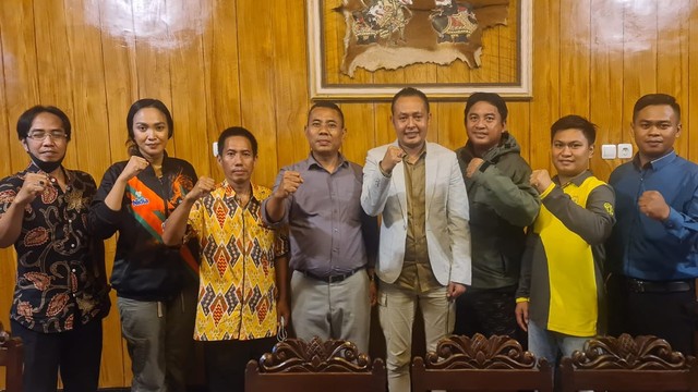 CEO Persibo Bojonegoro Abdullah Umar, didampingi sejumlah penasehat hukum, yang akan mengajukan Peninjauan Kembali (PK) keputusan Komding Asprov PSSI Jawa Timur. (foto: dok istimewa)
