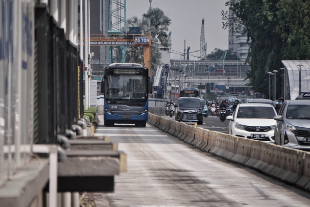 Bus TransJakarta melintasi kawasan Bundaran Hotel Indonesia, di Jakarta, Rabu (8/12).  Foto: Jamal Ramadhan/kumparan