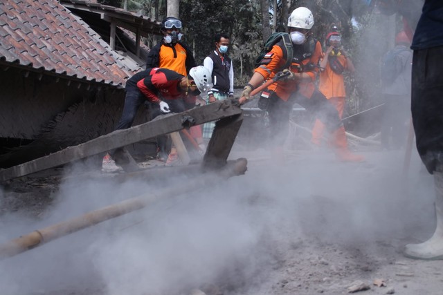 DMC Dompet Dhuafa Sisir Pencarian Korban di Kampung Renteng, Lumajang, Jatim (422688)