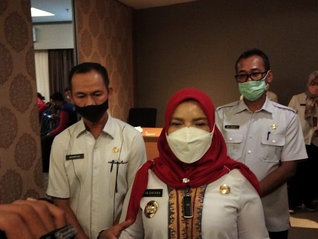 Wali Kota Bandar Lampung Eva Dwiana saat diwawancarai awak media, Rabu (8/12) | Foto : Sidik Aryono/Lampung Geh