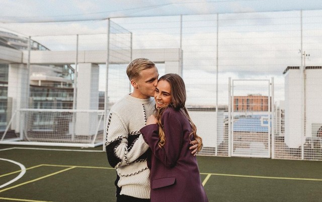 Donny van de Beek dan Estelle Bergkamp sedang menunjukkan momen romantis. Foto: instagram.com/estellebergkamp