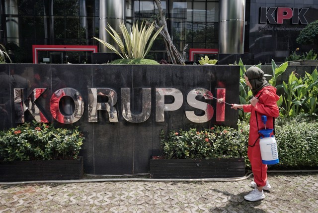 Indonesia Corruption Watch dan Gerakan #BersihkanIndonesia menggelar unjuk rasa di depan Gedung Merah Putih KPK, Jakarta, Rabu (8/12).  Foto: Jamal Ramadhan/kumparan