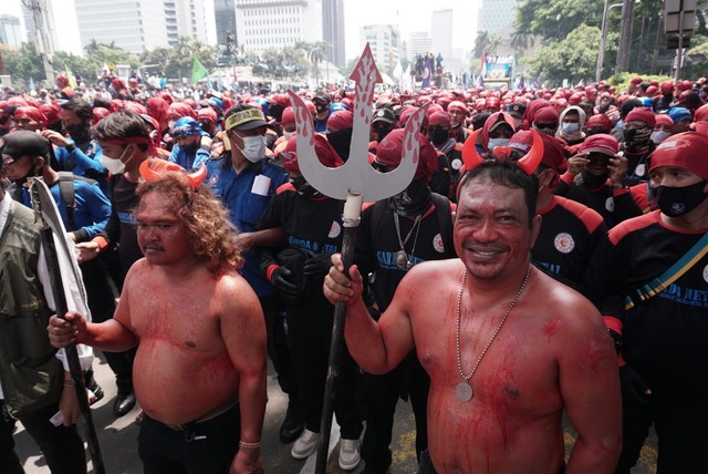 Massa saat berunjuk rasa di Kawasan Patung Kuda, Jakarta, Rabu (8/12). Foto: Jamal Ramadhan/kumparan