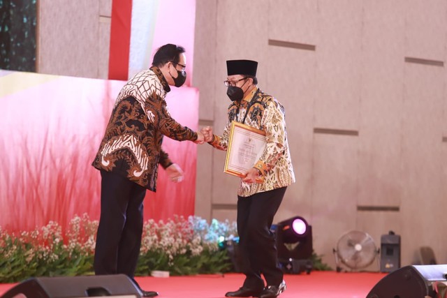 Wali Kota Malang Drs H Sutiaji saat menerima langsung penghargaan Anugerah Meritokrasi Tahun 2021 / Foto : dok