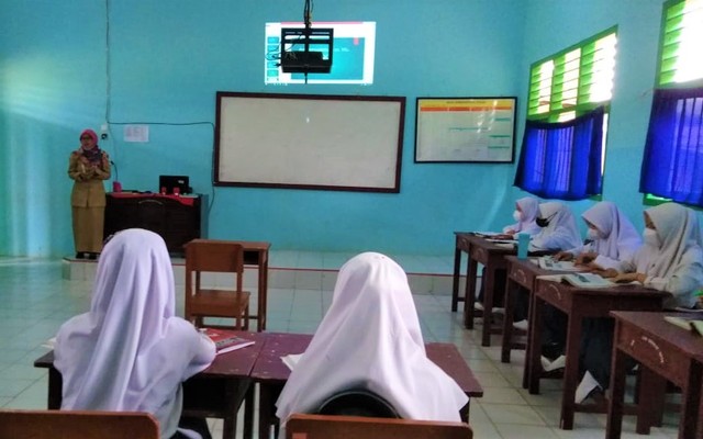 Tampak pembelajaran di SMPN 27 Tebo telah menggunakan infocus. Kini siswa di sekolah tersebut bisa menikmati pembelajaran dengan tampilan layar melalui infocus di setiap kelas berkat bantuan orangtua siswa.