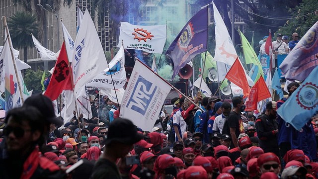 Sejumlah massa buruh berunjuk rasa di Kawasan Patung Kuda, Jakarta, Rabu (8/12). Foto: Jamal Ramadhan/kumparan