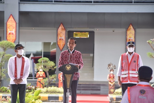 Jokowi memberikan sambutan saat peresmian Bandara Tebelian Sintang. Foto: Dok. Prokopim Sintang