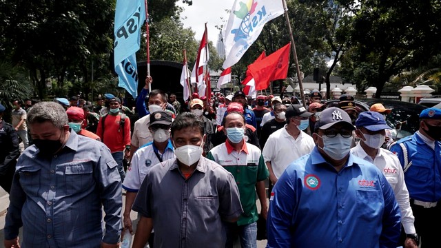 Perwakilan dari massa buruh berjalan menuju Gedung MK, Jakarta, Rabu (8/12) Foto: Jamal Ramadhan/kumparan