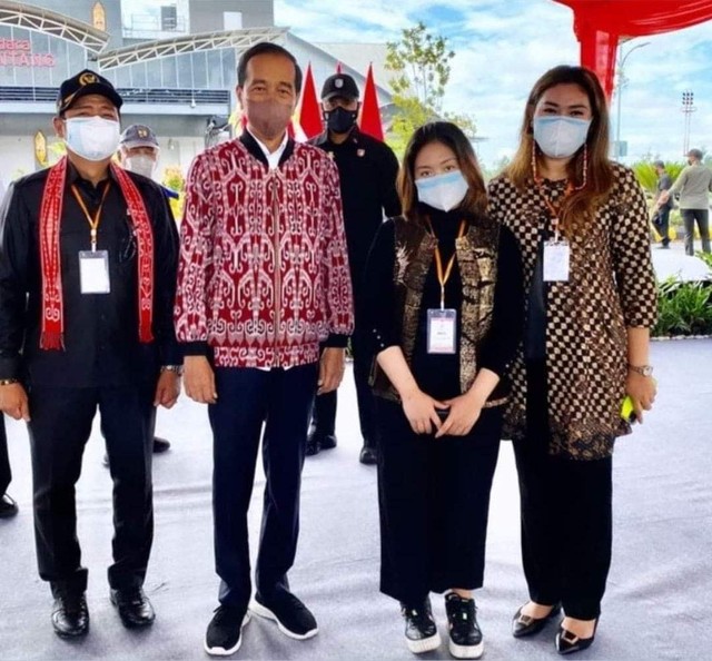 Potret Jokowi Pakai Jaket Bomber Khas Dayak Kreasi Pengrajin Desa Umin Jaya (38199)