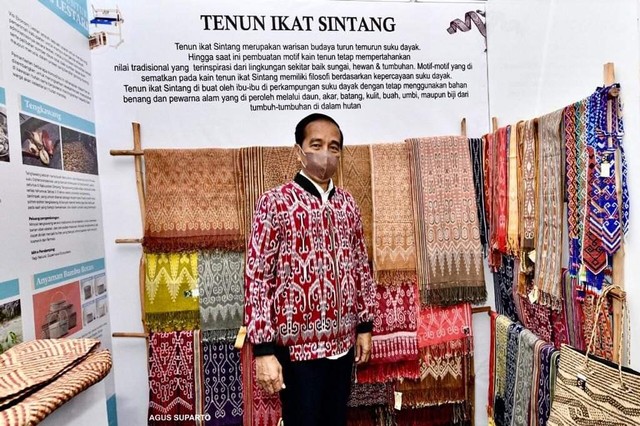 Potret Jokowi Pakai Jaket Bomber Khas Dayak Kreasi Pengrajin Desa Umin Jaya (38200)